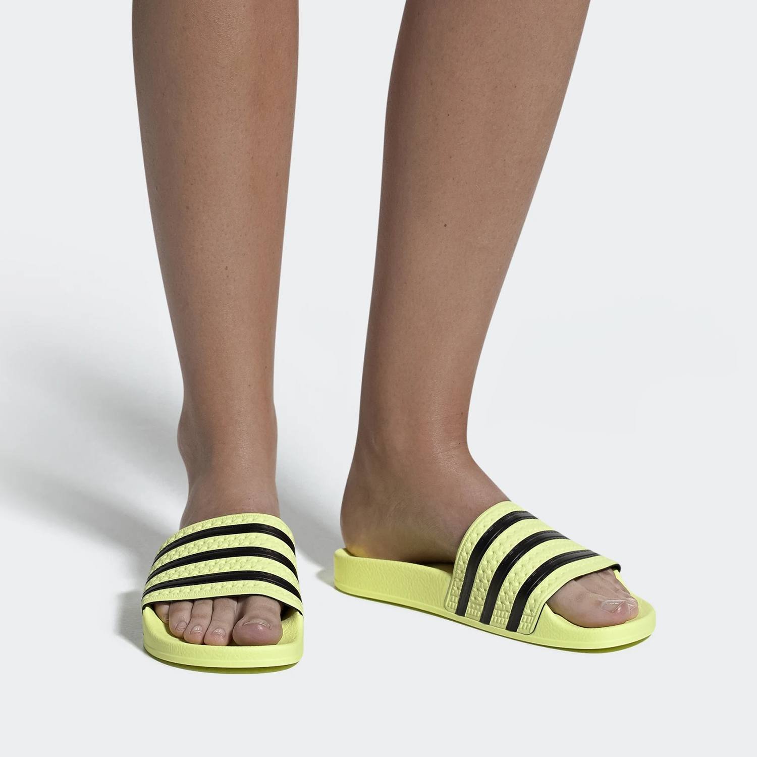 adidas-Originals-Adilette-Γυναικείες-Slides-9000022484_36772